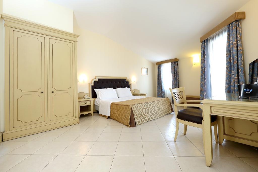 Grand Hotel Faraglioni Aci Trezza Zimmer foto